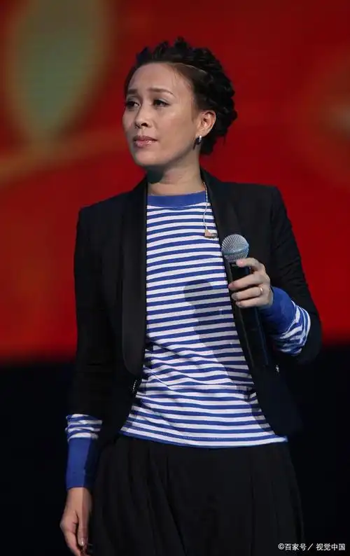 2023年9月1日,《乐队的夏天》官方微博分享了那英在节目录制中的照片.