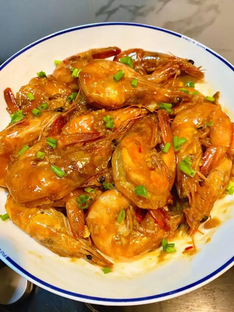 蒜蓉炒虾08真的好吃到舔手指(附做法) 蒜蓉和虾真的太搭了,一斤虾都