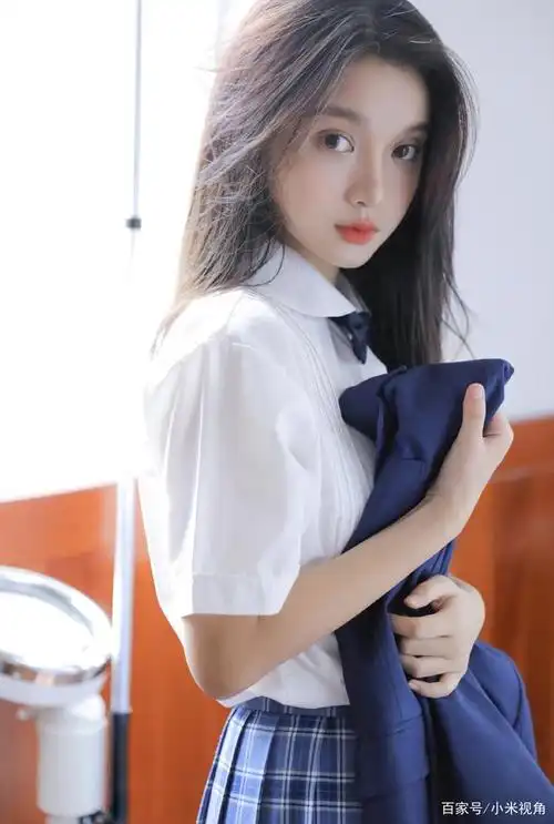 高颜值美女校花校园制服写真