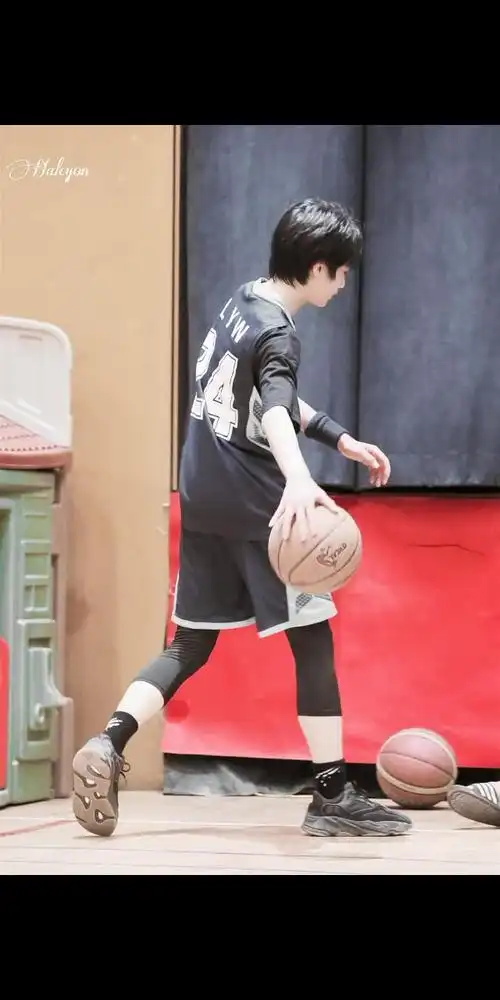 刘耀文下午好刘耀文打篮球真的太帅啦