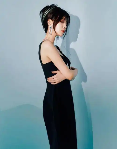 李溪芮东方古韵大片,穿镂空旗袍,抹胸长裙,明艳动人!_高清图集_新浪网