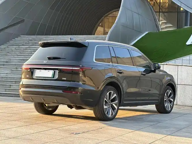 0422年理想one,增程式6座,黑车内白