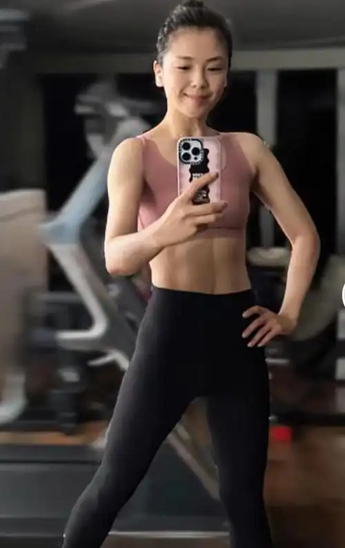 马甲线,配文暗有深意疑婚变,与王珂婚姻遭质疑|胡军|素颜|女明星|五代