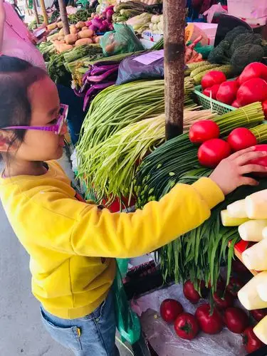 早早的去菜场买菜啦!哇哦!好新鲜的蔬菜吖!