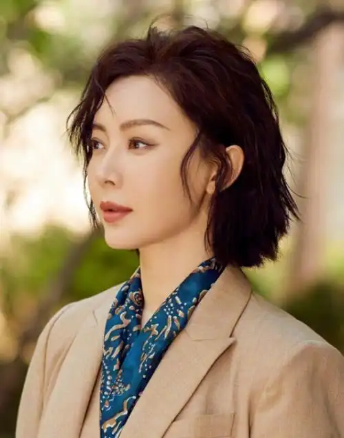 陈数干练短发造型,气质出众,优雅十足