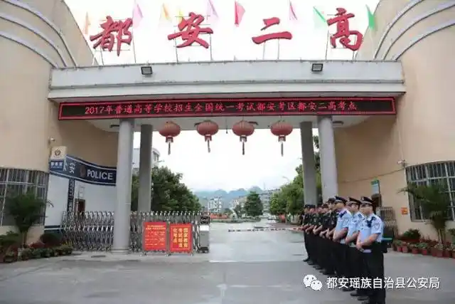 上午11时许,在都安二高校门口一位家长说道:"这年代读书真好呀,考试