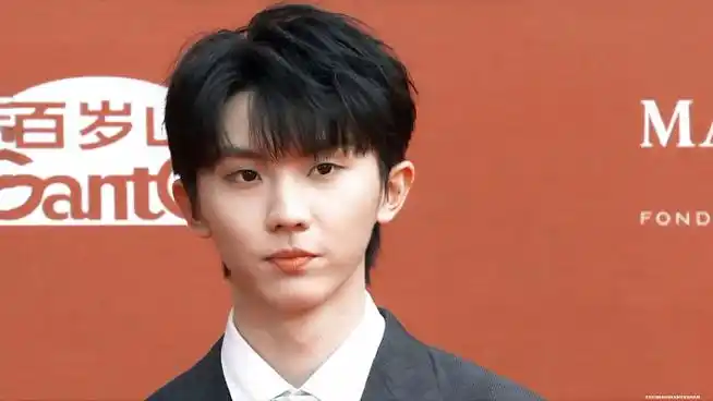 久违的西装红毯96@时代少年团队长-马嘉祺#马嘉祺抢话筒#/#马嘉祺