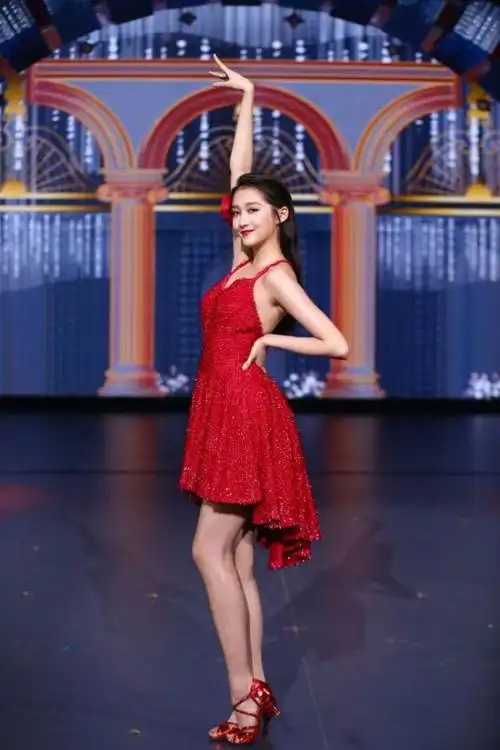 关晓彤越来有女人味了,一袭红裙性感热舞,换黑长直发更优雅迷人