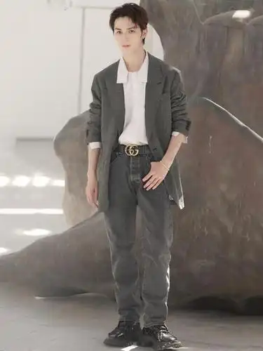 朱正廷真会玩,酷帅造型却搭配"兔子包",少男心?