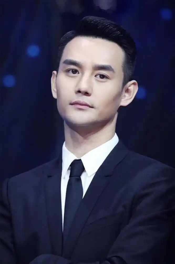 出生于湖北武汉,毕业于中央戏剧学院,中国内地男演员