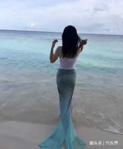 46岁杨钰莹泳池照流出,网友:这大概是所有女人想要的身材吧!