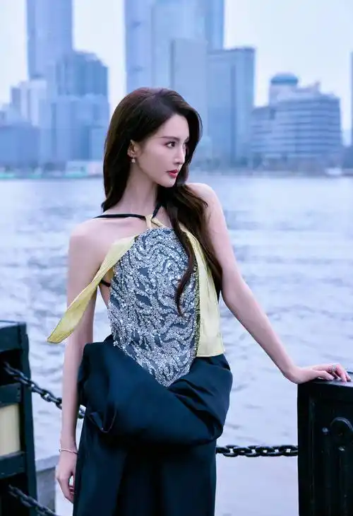 原创金晨潮流十足的穿搭既显身材又浪漫不如柳岩慵懒风穿搭有品味