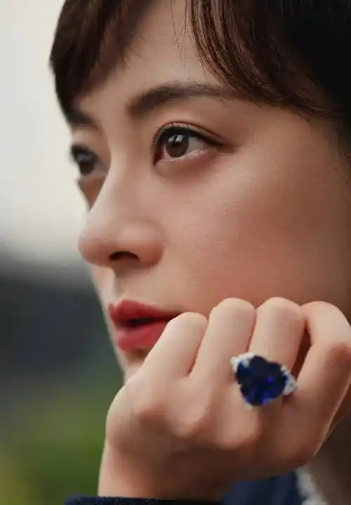 孙俪终于养出富婆气质了,戴华丽珠宝看着很强势,可惜发腮显男相_造型