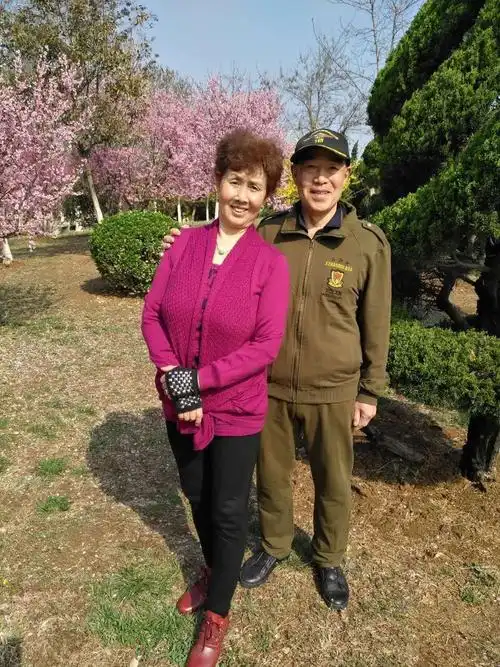 老有所乐焕发青春,愿做青松矗立高山. 献给英子七十三岁生日礼物!