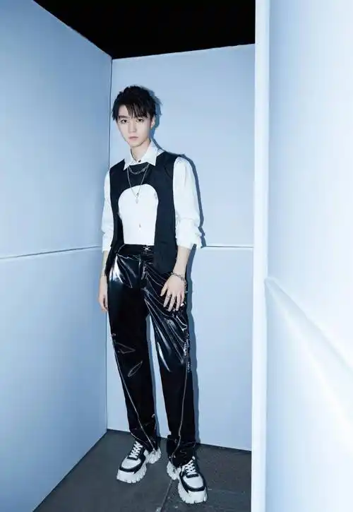 王俊凯穿搭新风格,简约套装霸道总裁感十足,精致妆面格外妖娆_造型