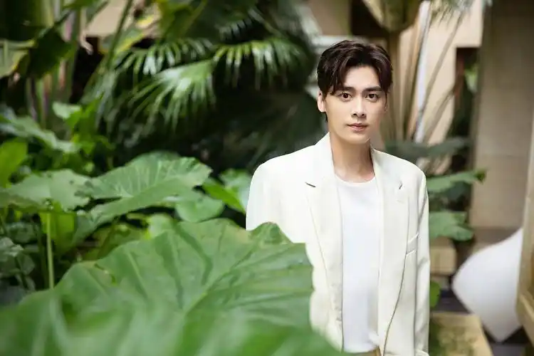 李易峰穿白色西装如优雅贵公子 绿植做背景添清爽帅气_凤凰网娱乐