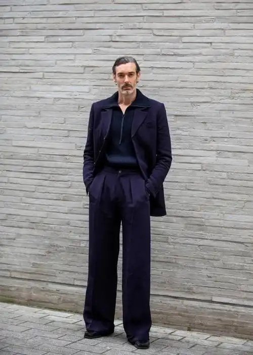 黑色西装裤子搭配什么鞋子好看(宽松半码的休闲西装搭配球鞋)(8)