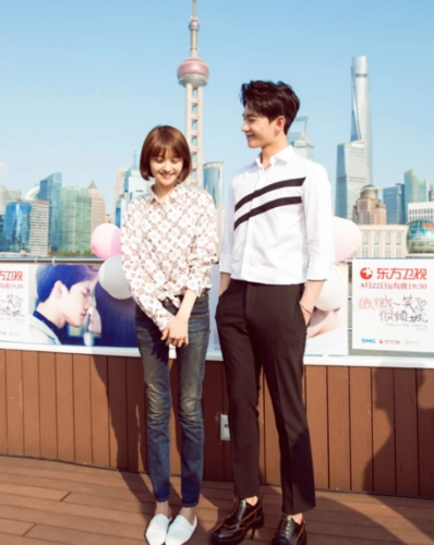 杨洋身着neil barrett出席《微微一笑很倾城》上海发布会