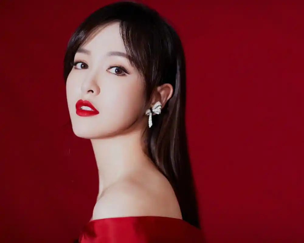 今晚,唐嫣 一袭红色礼服亮相第17届电影华表奖盛典.