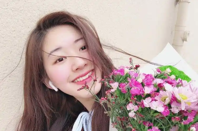 赵露思剃头后颜值不降反升,发际线上移2cm美出鹅蛋脸,很漂亮_眉毛