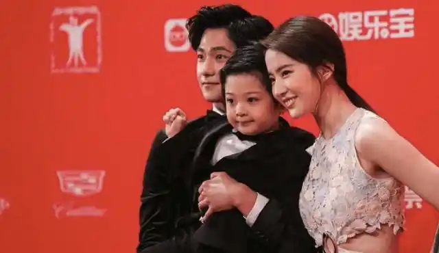 刘亦菲一家三口走红毯穿花瓣露腰裙清新甜美和杨洋真般配