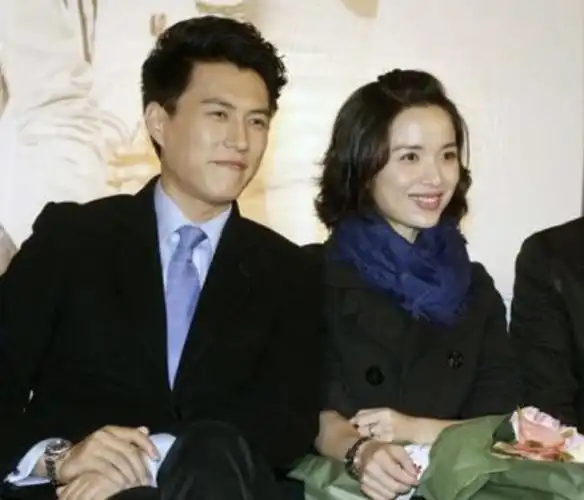 靳东白发不染还是帅大叔,李佳脸自然下垂普通得很,都老但都不装