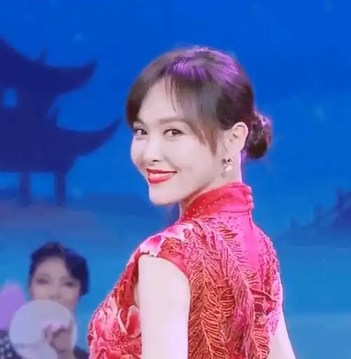 唐嫣大红旗袍亮相回眸一笑宛如仙女下凡温柔婉约魅力迷人