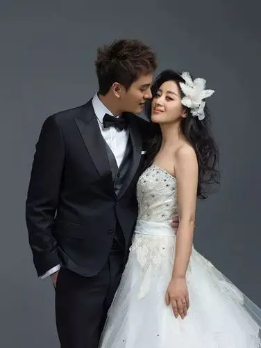 正当红大谈禁忌师生恋离婚后带4岁女儿嫁张翰情敌被小6岁男神老公宠上