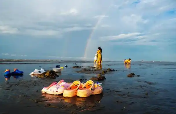 当日,一场晨雨过后,日出时分,在广西东兴的金滩,"