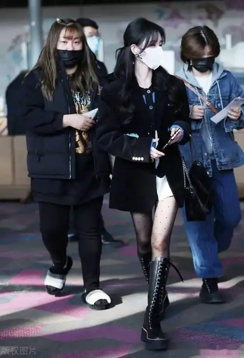街拍:鞠婧祎黑色灯芯绒西装搭配骑士靴,不惧寒冷短裙黑丝秀美腿_机场