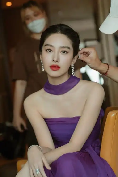 杨采钰紫色纱裙贵气感##杨采钰怼脸live图##时尚芭莎年度派对