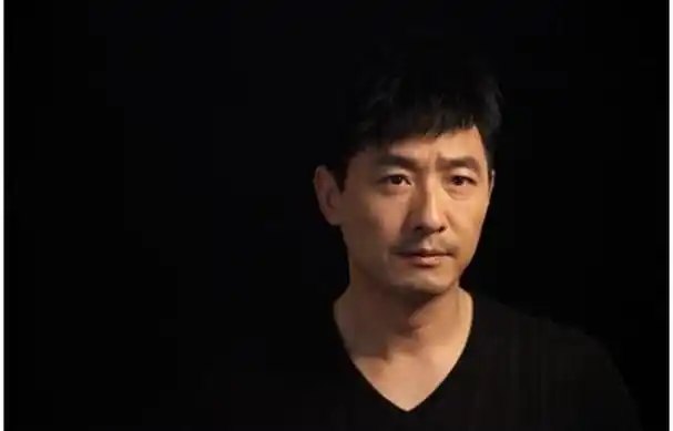 有一位资深男演员也出生于1974,郭晓冬.郭德纲应该十八岁就定型了.