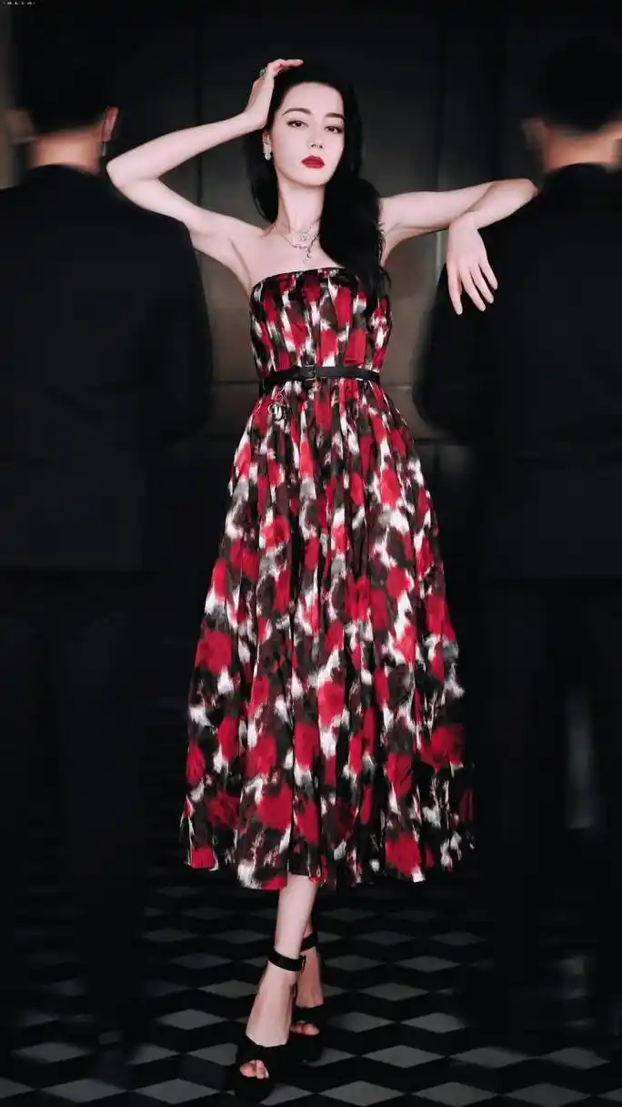 迪丽热巴花裙子上热搜!