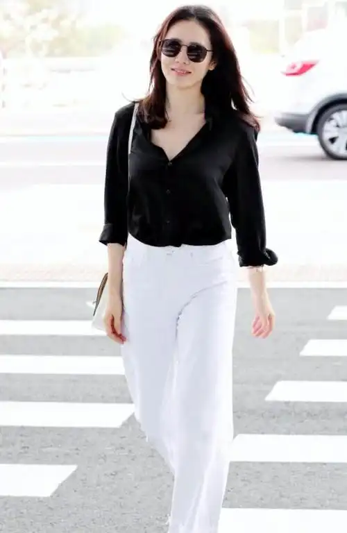 孙艺珍是最会穿衬衫的女星了吧,性感又国际范十足,永远的女神!