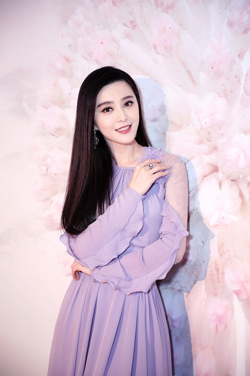 范冰冰高颜值果然任性!穿绿色连衣裙来凹造型,看上去女神范十足