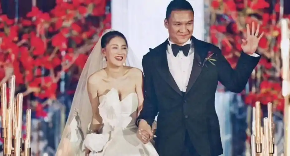 《中国好声音》出身的艺人白富美陈冰还有吉克隽逸,都过来给李嘉格当