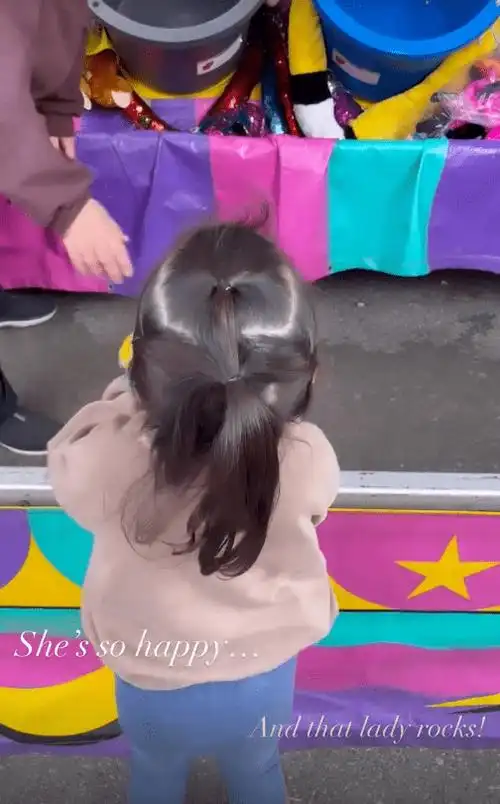 谢霆锋妹妹带女儿去游乐园sara正脸罕曝光不恐高勇敢又可爱