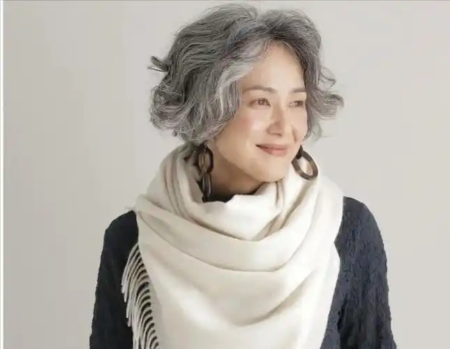 63岁白发不染,穿搭极简,到老都没有大妈感|盘发|发型|记者_网易订阅