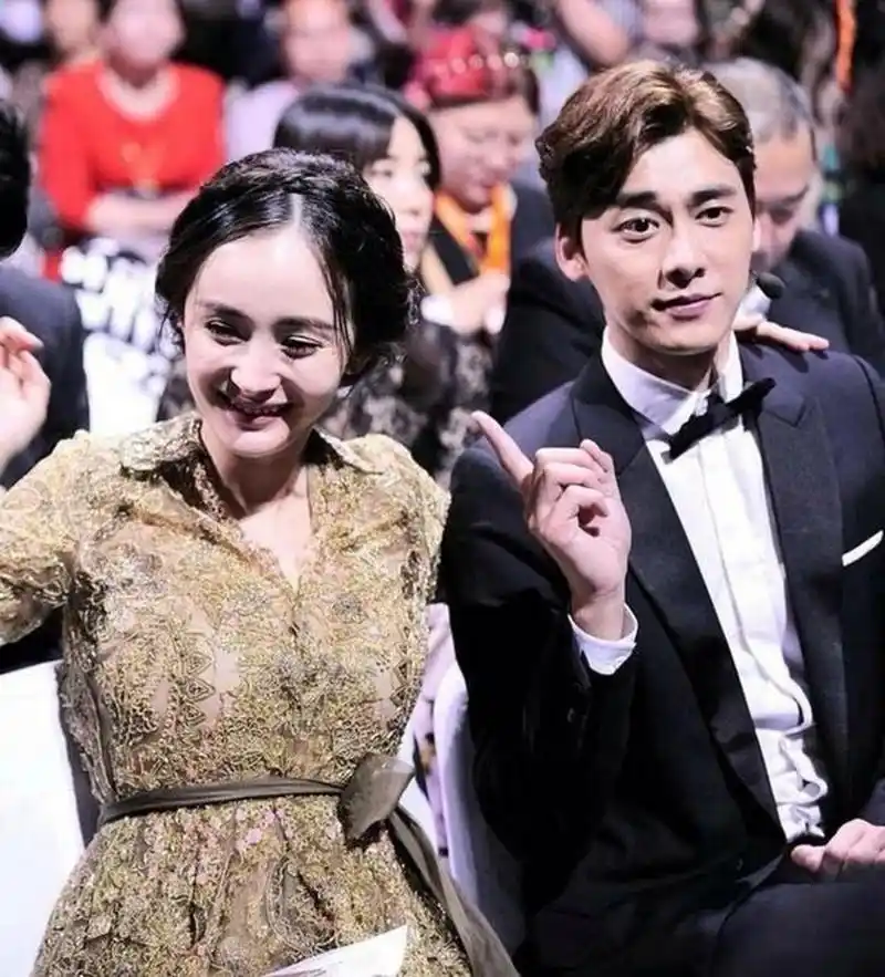 看完杨幂李易峰这些"亲密"照片,不怪魏大勋删李易峰动态