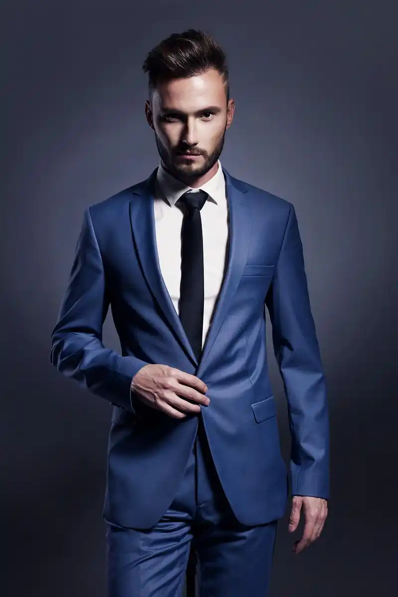 商务形象照找谁拍?怎么拍?收藏超高的5组男士商务照经典pose