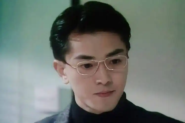 同样是"眼镜杀",把肖战,朱一龙和郑伊健放一起,差距就出来了