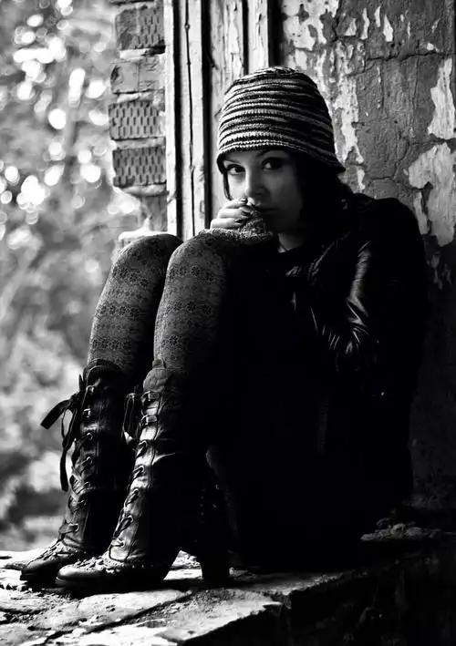 女孩的黑白相片,女孩坐在窗台上的复古风格的黑白照片