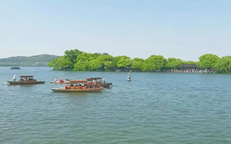 坐船看西湖三潭印月