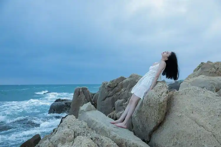 林允夏日海边写真曝光 手拿风车浪漫唯美-时代网