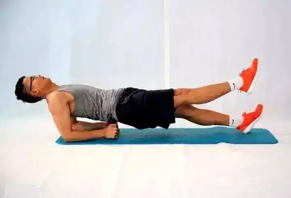 别再只练单调的平板支撑更全面更有效的核心训练应该这样练