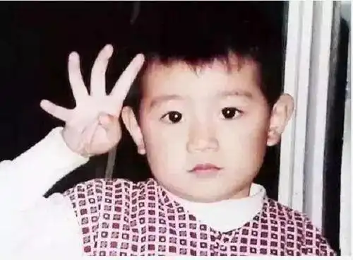 今天小八就来给你们分享一下:明星童年照vs 现在,王俊凯帅到大,华晨宇