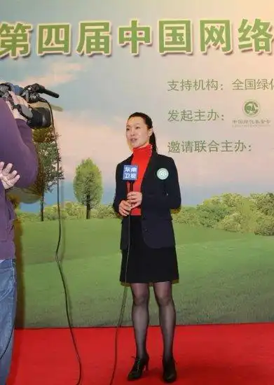 歌唱家吕薇靓丽现身 温暖中国网络植树节