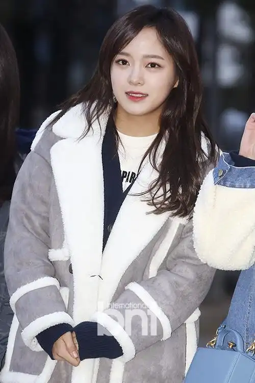 组图:韩女团gugudan清晨彩排 成员寒风中露大腿_高清图集_新浪网