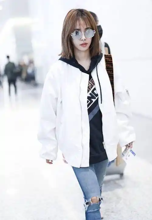 蔡依林机场素颜照,白色外套搭配破洞牛仔裤,歪头甜笑少女感十足_照片