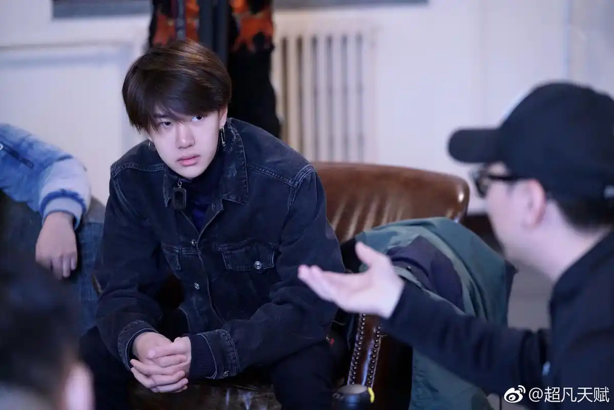 王一博分享191130甜甜的那年今日15年烟台机场出发已是酷盖超凡天赋